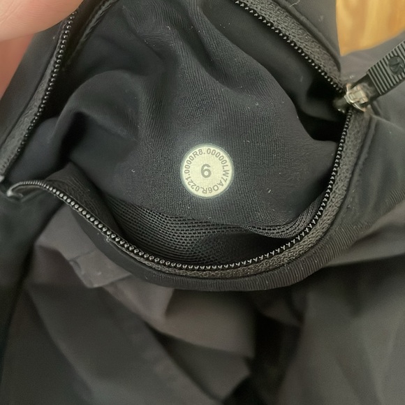 Lululemon low rise 2.5 shorts - Picture 4 of 4